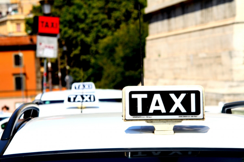 taxis-COARAZE-min_taxi_auto_rome_road_white-1051610